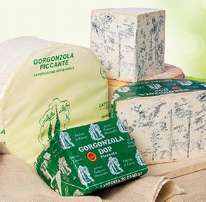 Confronto visivo tra due fette di Gorgonzola, una dolce e una piccante, con indicazione delle venature