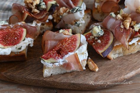 Composizione di antipasti con Gorgonzola: tostas, brochetas, rollitos