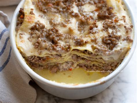 Immagine di una lasagna bianca alla carbonara appena sfornata, con la crosticina dorata e filante