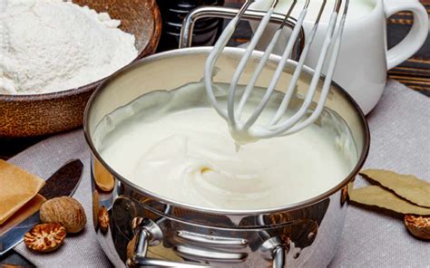 Infografica con gli ingredienti e i passaggi principali per la preparazione della besciamella