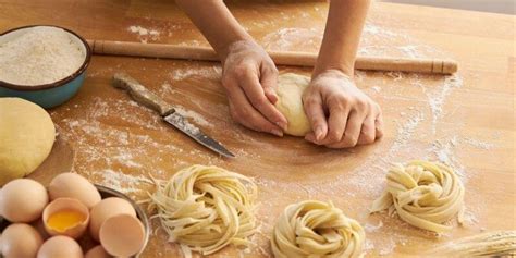 Donna sarda che prepara la pasta fresca fatta a mano