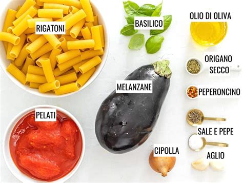 Ingredienti freschi per la pasta alla puttanesca disposti su un tavolo di legno