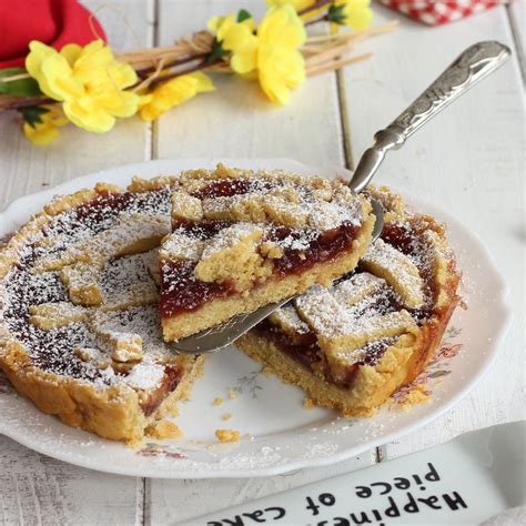 Decorazione per crostata con strisce di pasta frolla