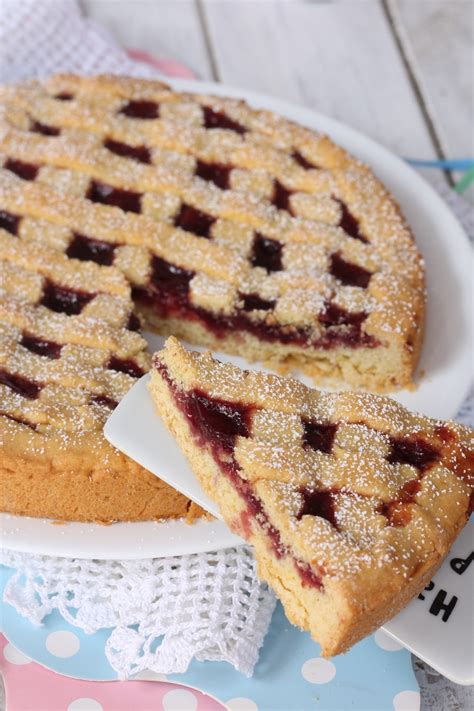 Fetta di crostata senza burro e uova con marmellata