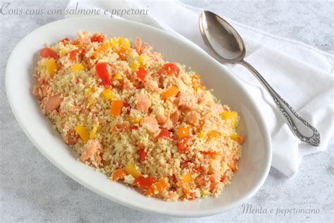 Immagine di un sformatino di cous cous con salmone e agrumi, presentato in modo invitante
