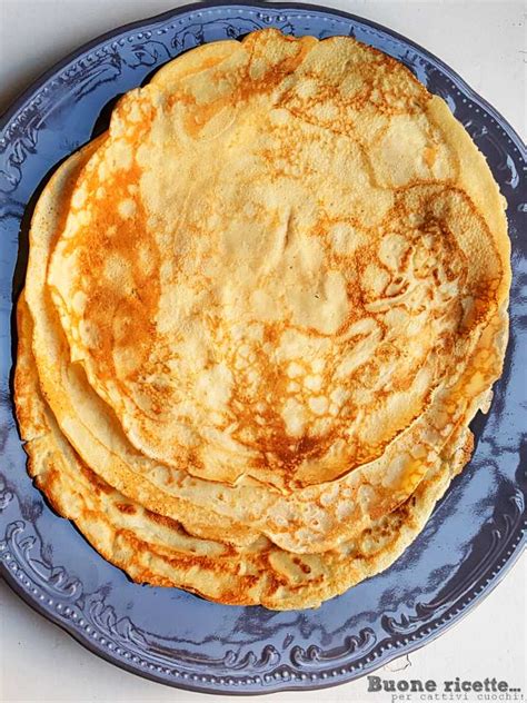 Pila di crespelle pronte su un piatto, coperto con pellicola trasparente