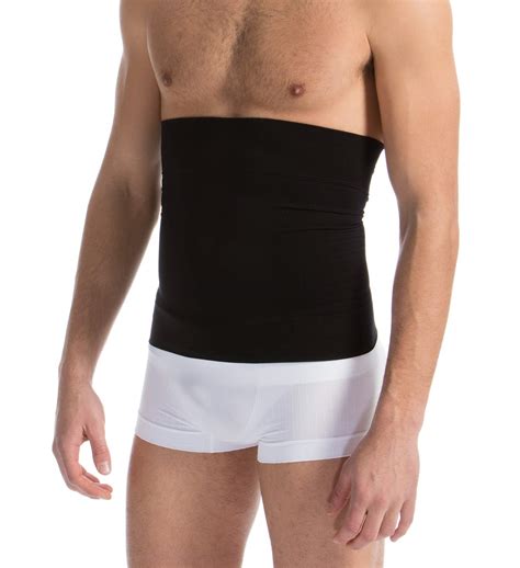 uomo che indossa una pancera contenitiva sotto una camicia