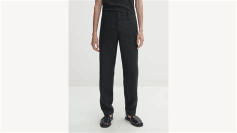 uomo che indossa una maglia lunga e pantaloni a vita alta