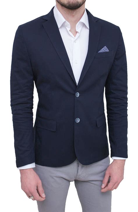 uomo con blazer monopetto e pantaloni scuri