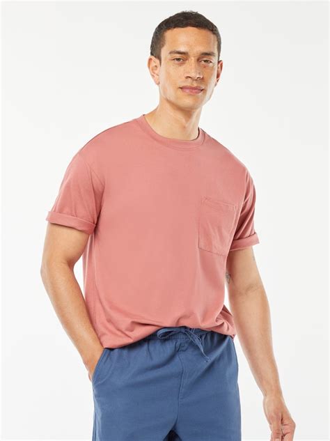 uomo con t-shirt a tinta unita e pantaloni chino