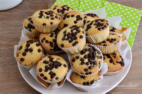 Immagine di muffin senza burro appena sfornati, con una texture soffice