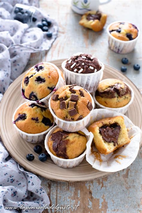 Collage di diverse tipologie di muffin con varianti dolci e salate