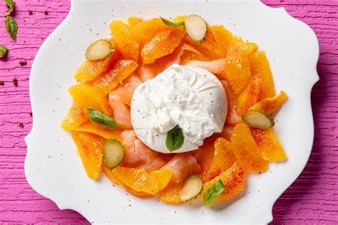 Insalata di salmone, avocado e arance con burrata, un esempio di abbinamento fresco e gustoso.