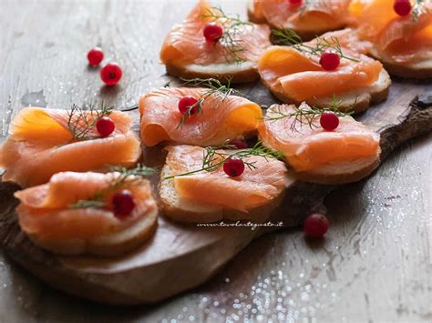 Esemplare di tartine con salmone affumicato, un antipasto classico e sempre apprezzato.