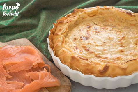 Torta salata con salmone affumicato e formaggio cremoso, un'idea per un antipasto o un brunch.