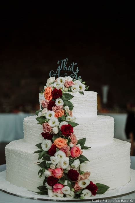 vista dall'alto di una torta nuziale a più piani decorata con fiori freschi