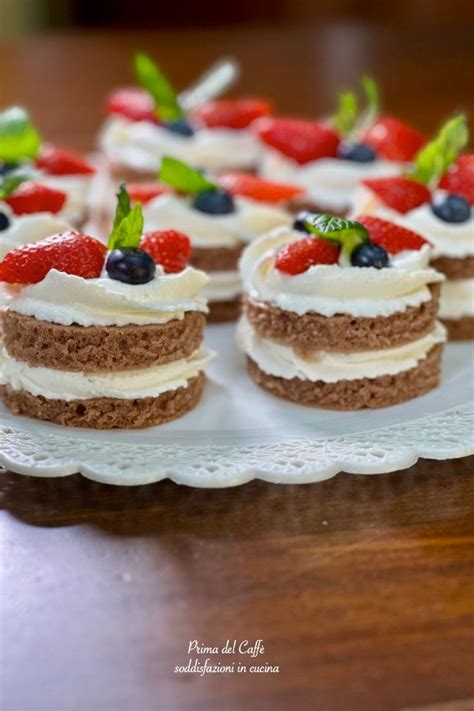 composizione di piccole torte monoporzione decorate singolarmente