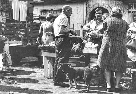 Scena di vita quotidiana in una fattoria argentina, con polli e un uomo anziano sorridente.