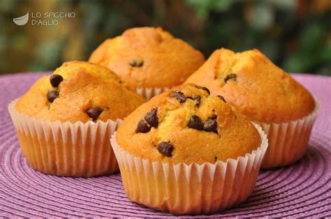 foto di muffin leggeri con gocce di cioccolato appena sfornati