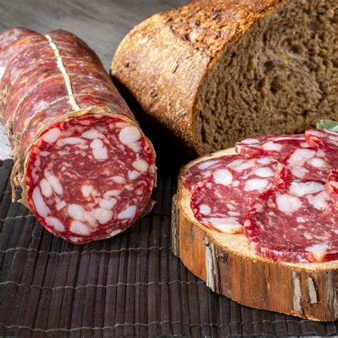 Fotografia del Salame Napoli, con la sua grana grossa e il tipico budello naturale.