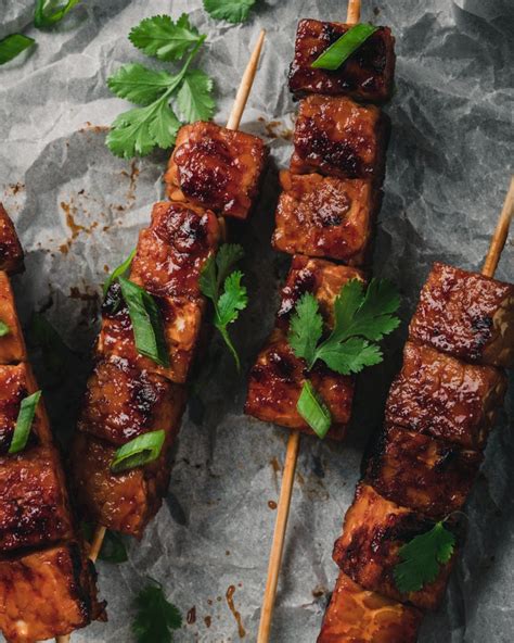 Spiedini di tempeh grigliati con salsa BBQ, un antipasto saporito e vegano
