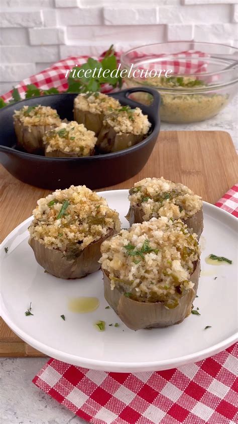 ciotola con il ripieno pronto per essere inserito nelle zucchine