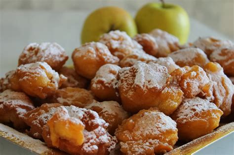 Una ciotola con mele affettate e una ciotola con la pastella per le frittelle di mele, pronte per essere fritte.