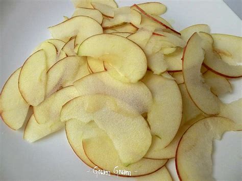 Fettine di mela cosparse di succo di limone, pronte per essere immerse nella pastella.