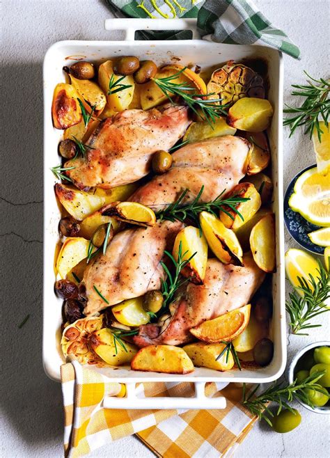 Ingredienti principali per il coniglio in teglia: cosce di coniglio, patate, olive, limone, aglio e rosmarino