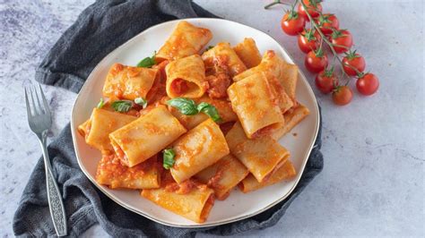 Immagine di un piatto fumante di Paccheri con Cavolfiore