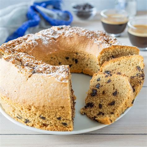 ciambella di ricotta e cioccolato pronta da gustare