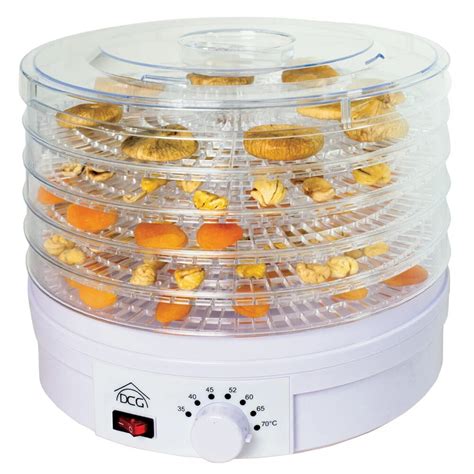Un essiccatore per alimenti con diverse teglie piene di funghi porcini affettati.