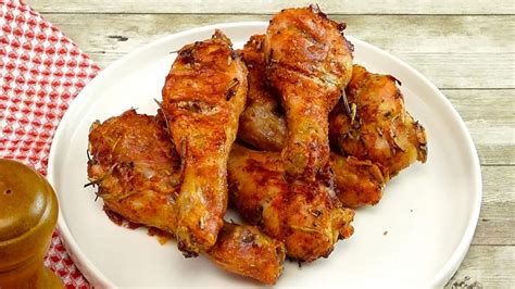 Cosce di pollo speziate pronte per la cottura in forno