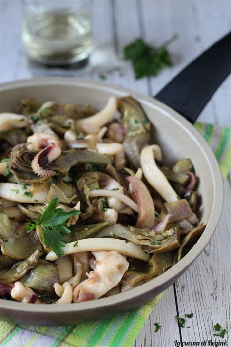 padella con seppie e carciofi in cottura