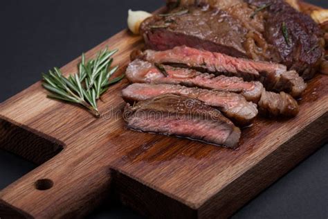 Primo piano di una bistecca di chuck roll succosa e ben marezzata.