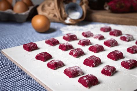 Schema del processo di preparazione degli gnocchetti di barbabietola rossa, con enfasi sulla formazione e arricciatura.
