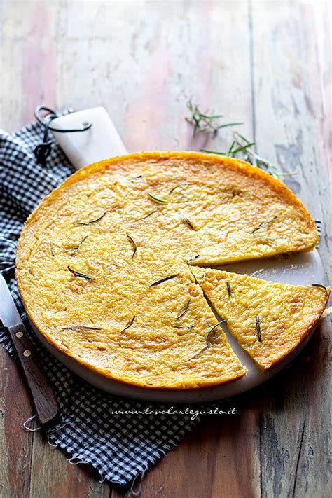Immagine di una farinata di ceci e barbabietola rossa appena sfornata, con una crosticina dorata.