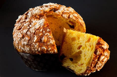 Immagine ravvicinata di un panettone artigianale Zizzola, tagliato per mostrare la farcitura ricca.