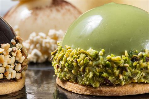 Insieme di dolci da forno Zizzola: brioches, monoporzioni di torte e frittole.