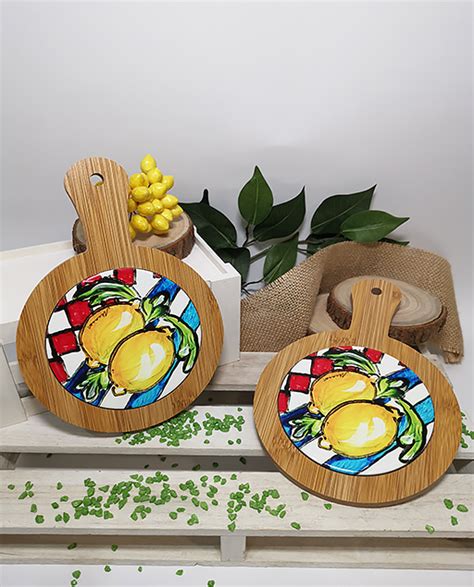 limoni vecchi su un tagliere di legno