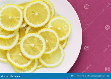 limoni tagliati a fette in una ciotola d'acqua nel microonde