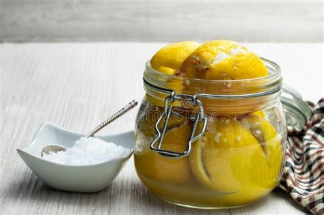 limoni canditi in un barattolo di vetro