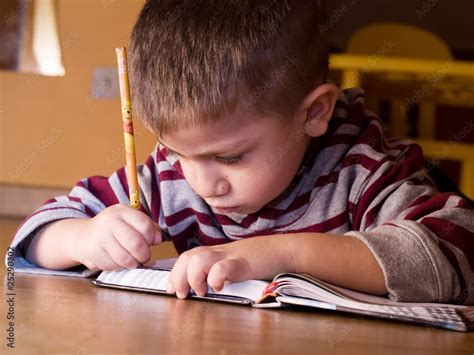 bambino che scrive con succo di limone su un foglio