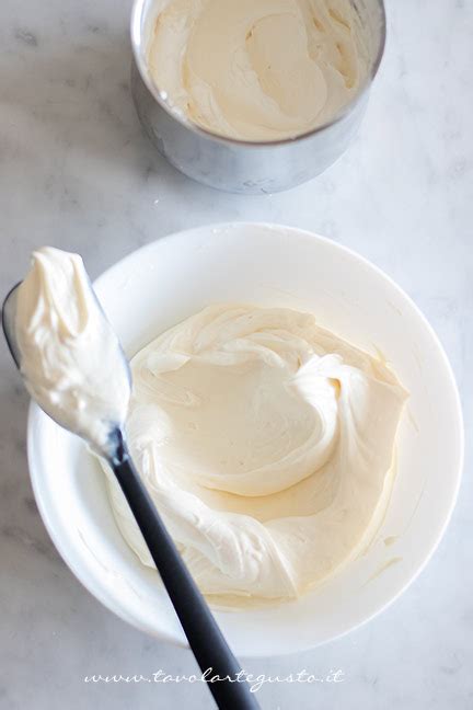 Foto di una ciotola con la crema Camy Cream finita, dall'aspetto soffice e invitante.