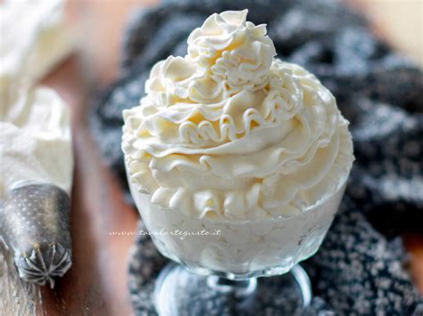Immagine di diverse applicazioni della Camy Cream: decorazioni con sac à poche, farcitura di crostatine e coppette dessert.