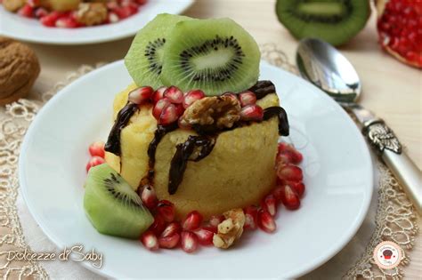 Tortino dolce di mais e kiwi decorato con cioccolato, melagrana e noci