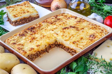 Piatto di Pastel de Papas y Carne servito in una pirofila
