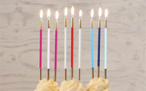 Una selezione di candeline numerali glitterate in diversi colori.