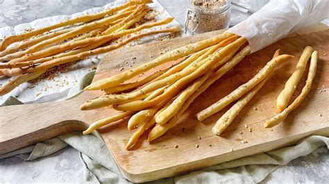 foto dei grissini spagnoli pronti per essere infornati e grissini dorati appena sfornati