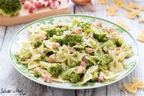 uomo che prepara la pasta con broccoli e pancetta